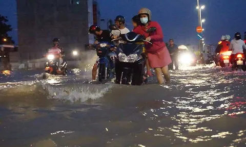 Ngập sâu ngày triều cường, người dân TP.Hồ Chí Mình bì bõm lội nước về nhà