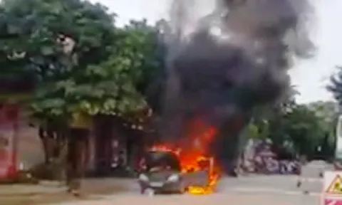 Thanh Hóa: Ô tô 5 chỗ cháy trơ khung trên QL45 khi câu điện từ bình ắc quy khác trên đường