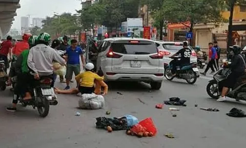 Ô tô 'điên' bất ngờ tăng ga tông hàng loạt xe máy giữa Thủ đô, 5 người bị thương