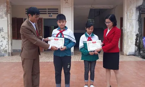 Tuyên dương hai học sinh nhặt được chiếc ví có 15 triệu đồng trả lại người đánh rơi