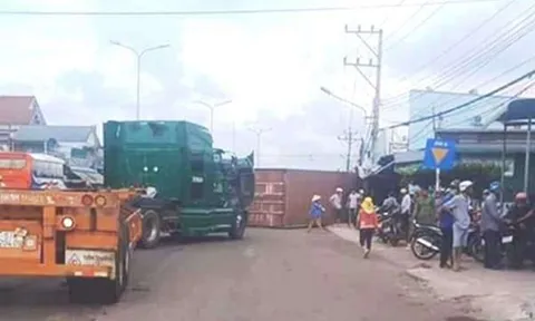 Bình Phước: Thùng container bất ngờ rơi xuống đường, đè 2 vợ chồng tử vong