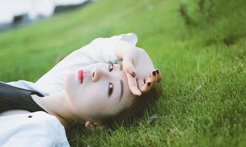 Phía sau người đàn bà vô cảm là những giọt nước mắt tuổi thanh xuân