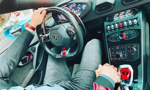Phạm Hương đăng ảnh nắm tay bạn trai ngọt ngào, dân mạng 'bức xúc' vì mãi không biết danh tính