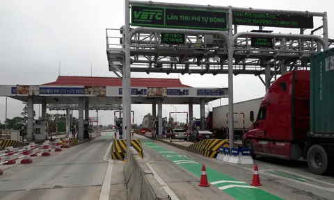Từ 11/11, xe không dán thẻ cố tình đi vào làn thu phí không dừng sẽ bị xử phạt