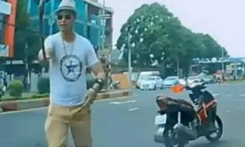 Khởi tố 'thầy chùa' đập vỡ cửa kính ô tô của người đi đường vì bấm còi xin vượt ở Đắk Lắk
