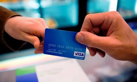 Phạt từ 30-100 triệu đồng khi mở thẻ ATM hộ người khác