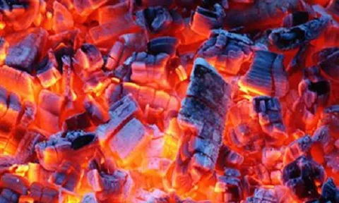 Cả gia đình ở Kon Tum nhập viện do sưởi than ở cữ, sản phụ tử vong