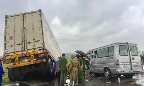Container đâm vào xe khách, 13 người thương vong