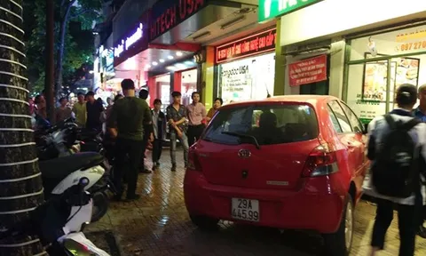 Hà Nội: Nữ tài xế lái ô tô lao vào quán trà chanh trên phố Hàng Bài
