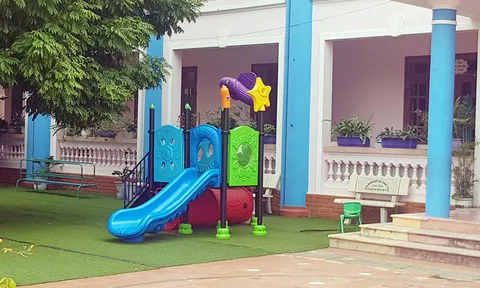 Bé 3 tuổi tử vong vì mắc kẹt ở cầu trượt của trường mầm non