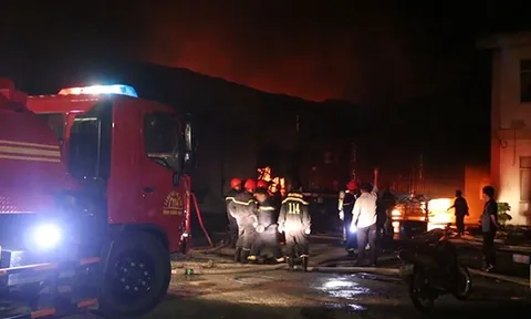 Cháy lớn tại khu công nghiệp ở Biên Hòa, nghi do nổ thùng hóa chất