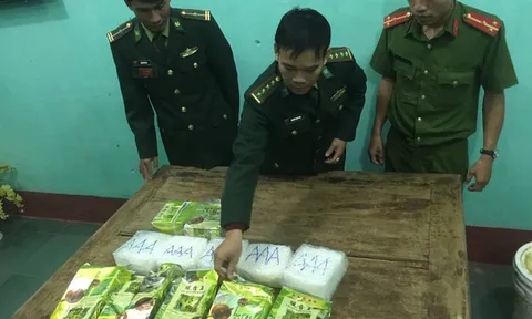 Phát hiện thêm 7 gói nghi ma tuý đá in chữ Trung Quốc trên biển Quảng Trị