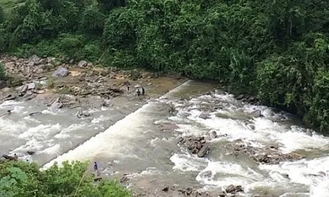 Vụ người đàn ông tử vong dưới suối ở Yên Bái: Vết thương trên cổ là do cứa