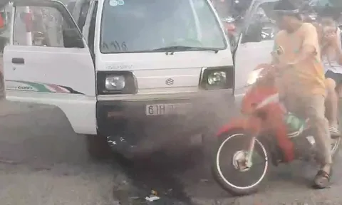 Bình Dương: Xe đưa đón học sinh bất ngờ bốc cháy giữa đường