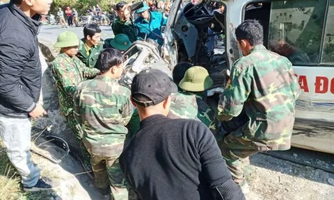 Nghệ An: Xe chở cán bộ trung tâm dạy nghề đâm vào vách núi, 5 người thương vong