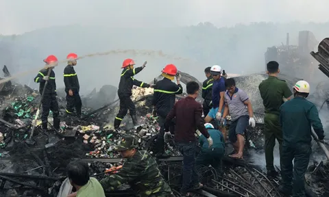 Cháy 12 căn nhà ở Năm Căn, bé gái 14 tuổi tử vong thương tâm