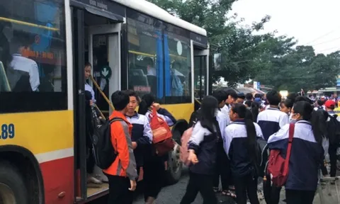 Tài xế xe buýt 60 chỗ 'nhồi nhét' gần 120 học sinh khai gì tại cơ quan công an?