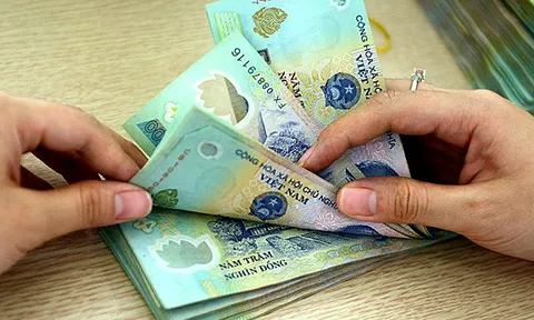 Từ 2021, tiền lương của chồng có thể được chuyển thẳng vào tài khoản vợ