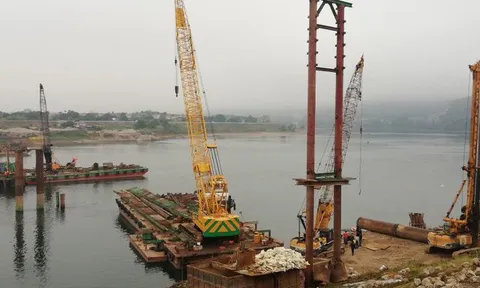 Sập trụ cầu tạm ở Hòa Bình, 4 công nhân bị hất văng xuống sông Đà, 1 người tử vong