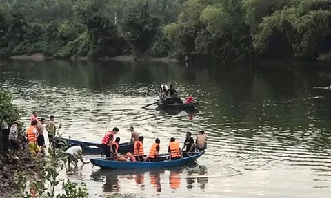 Lật thuyền chở 7 người vãn cảnh trên sông Hoàng Mai, 2 cha con thiệt mạng