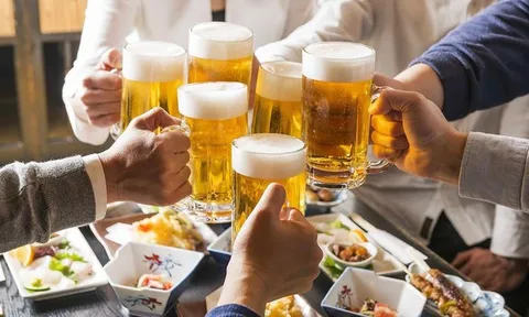 Từ 1/1/2020, chỉ người đi bộ mới được uống rượu bia khi ra đường