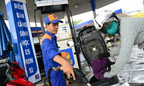 Giá xăng giảm 4.200 đồng/lít, về mức thấp nhất 11 năm