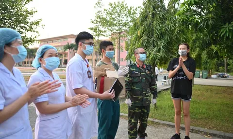 Siêu mẫu Võ Hoàng Yến quyên góp phòng chống dịch trước khi rời khu cách ly