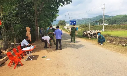 2 thanh niên giật khẩu trang, tát vào mặt nhân viên chốt kiểm dịch Covid-19