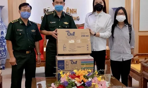 Kỳ Duyên ủng hộ trang phục bảo hộ và nước rửa tay phòng chống dịch