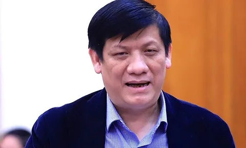 Bộ Y tế tiếp nhận chiếc máy thở đầu tiên do Vingroup sản xuất