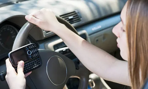 Sử dụng điện thoại khi lái xe: Có thể bị tước giấy phép lái xe đến 4 tháng