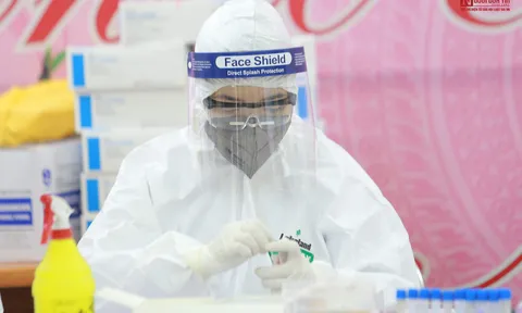 Phát hiện 4 mẫu dương tính với Covid-19 qua test nhanh tại chợ hoa Mê Linh