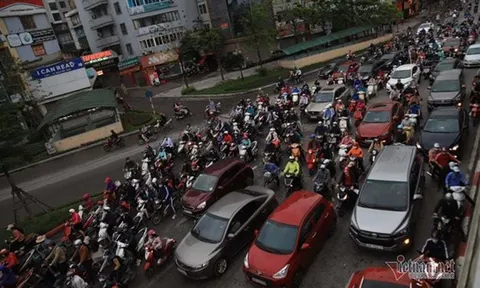 Hà Nội ngày đầu nới lỏng cách ly xã hội: Đường phố đông đúc, người dân hối hả đi làm dưới mưa