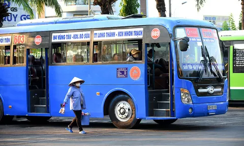 TP.HCM cho phép taxi, xe khách hoạt động, xe buýt chờ hết ngày 3/5