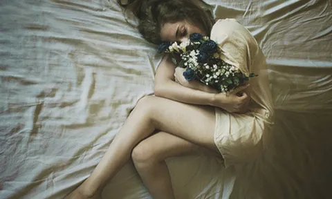 Buông đi những gì đã cũ, phũ đi những thứ đã tàn, đã không còn là gì của nhau thì đừng vớt vát quá khứ nữa...