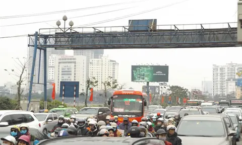 Bộ GTVT đề xuất phạt người vượt đèn xanh khi nút giao ùn tắc