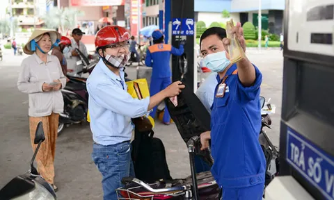 Giá xăng tăng mạnh sau 8 lần giảm liên tiếp