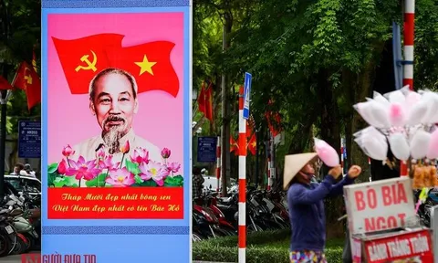 Đường phố Thủ đô trang hoàng cờ hoa kỷ niệm 130 năm ngày sinh nhật Bác
