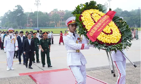 Trường Cao đẳng Công nghệ Y–Dược Việt Nam vào lăng viếng Chủ tịch Hồ Chí Minh nhân kỷ niệm 130 năm ngày sinh của Người