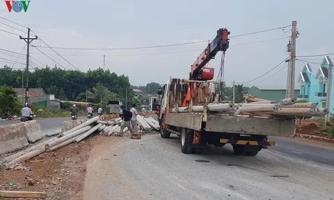 Lật xe container, gần 100 trụ điện văng ra giữa đường