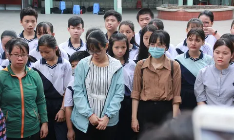 Linh cữu nam sinh Trường THCS Bạch Đằng đi qua trường học, bạn bè bật khóc tiễn biệt