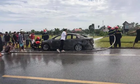 Thái Bình: Xe ô tô bốc cháy ngùn ngụt giữa đường vì rơm rạ