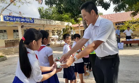 Niềm vui nhân đôi của trẻ em Trà Vinh: Quay lại trường và uống sữa học đường