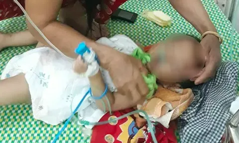 Bé 19 tháng tuổi nguy kịch vì bị bỏ quên trên xe ô tô suốt 2 tiếng