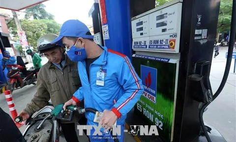 Từ 15h chiều ngày 12/6, xăng tăng gần 1.000 đồng/lít