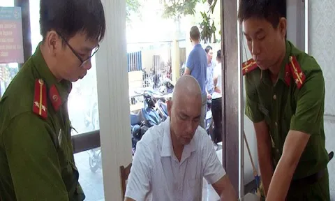 Bắt tạm giam chủ quán cà phê Bố Già hành hung nhân viên cây xanh