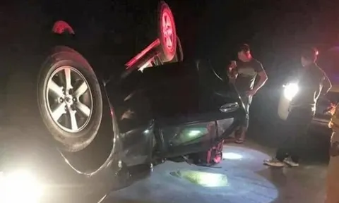 Trùm ma túy lật xe, đổ nửa tạ ma túy đá xuống đường