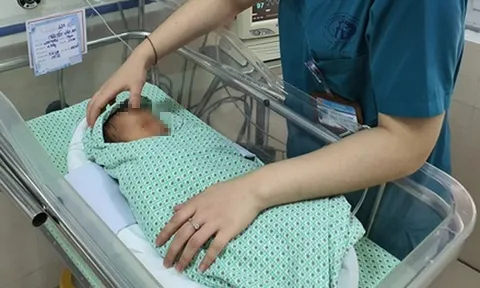 Bé sơ sinh bị bỏ rơi dưới hố ga ở Hà Nội đã qua đời