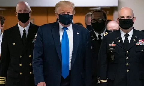 Tổng thống Trump lần đầu đeo khẩu trang nơi công cộng