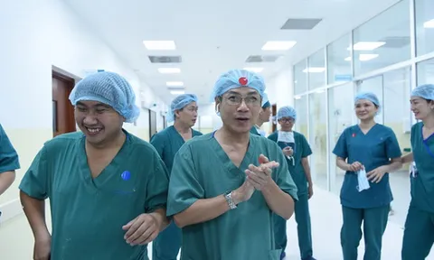 Thủ tướng Nguyễn Xuân Phúc chúc mừng êkip phẫu thuật tách rời cặp song sinh